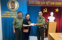 Đại úy Công an cửa khẩu Tân Sơn Nhất nhặt được 50 triệu đồng của khách đánh rơi