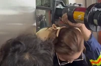 Công an giải cứu hai người mắc kẹt trong thang máy ở Thủ Đức