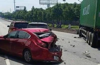 Tai nạn liên hoàn giữa 4 ô tô trên xa lộ Hà Nội