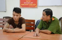 Vừa chạy xe vừa nghe điện thoại thì bị cướp giật