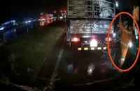 Xin vượt không được, tài xế xe chở rác đập gãy kính chiếu hậu taxi