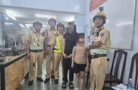 CSGT tìm được người thân cho bé gái 7 tuổi đi lạc ở Phố đi bộ Nguyễn Huệ