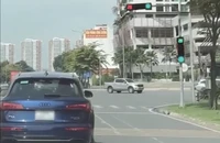 Xe Audi đi đến đâu đèn tín hiệu giao thông nhảy loạn xạ đến đó 