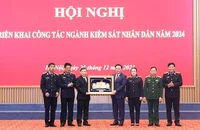 Chủ tịch Quốc hội Vương Đình Huệ tặng quà lưu niệm cho Lãnh đạo VKSND tối cao. Ảnh: VKSNDTC