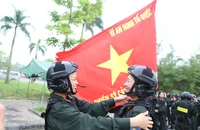Phút nghỉ ngơi của những ‘Bông hồng thép’ trên thao trường tập luyện diễu binh