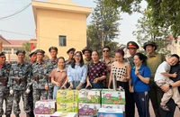 Người dân Điện Biên tiếp sức cho các chiến sĩ luyện tập diễu binh, diễu hành