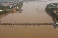 Nước sông Hồng lên nhanh, sẽ có phương án cắt cầu phao Phong Châu