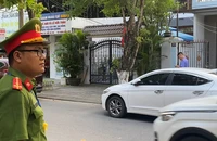 Video: Khám xét nhà riêng chủ tịch quận Cẩm Lệ, TP Đà Nẵng