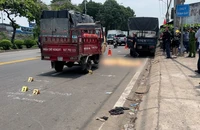 Video: Đang sửa xe bên đường, người đàn ông bị xe ba gác tông chết 