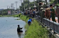 Video: Phát hiện thi thể cô gái dưới con rạch ở Bình Dương