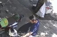 Video: Đi bộ đến tiệm chơi net, khi về bằng xe máy