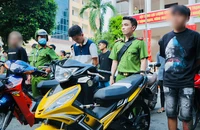 Tạm giữ hình sự 25 thanh thiếu niên tụ tập đua xe trên cầu Sài Gòn