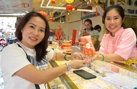 Video: Chen chân mua vàng ngày vía Thần Tài