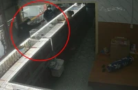 Video: Giây phút 4 người xông vào cướp tiệm vàng ở Bình Dương