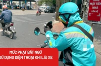 Tài xế 'xe ôm' công nghệ gắn điện thoại lên đầu xe để xem đường có bị phạt?