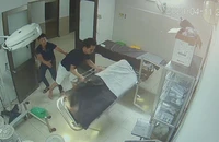 Bệnh nhân cùng người nhà hành hung bác sĩ, điều dưỡng 