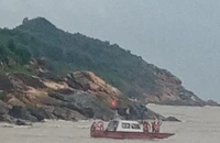 Xuồng đánh cá bị chìm ở cửa biển, 2 ngư dân chết, mất tích