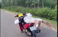 Nam thanh niên nằm trên xe máy chạy tốc độ cao quay clip đăng lên mạng