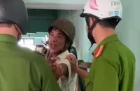 Dùng rựa chém vợ giữa đường phố