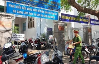 Công an đang tống đạt quyết định khởi tố các bị can tại CDC Khánh Hòa