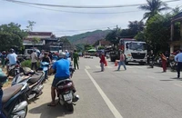 Tai nạn ô tô tải và xe máy ở ngã năm, 2 phụ nữ tử vong