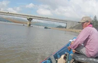 Thuyền cá bị sóng biển đánh chìm, 1 ngư dân mất tích