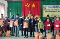 Nhà báo tặng quà xuân cho người nghèo miền núi