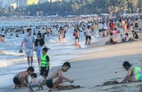 Bãi biển, bến tàu ở Nha Trang chật kín du khách