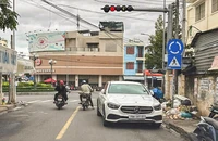 Nữ tài xế đậu xe Mercedes 'kì lạ' ở TP Nha Trang 