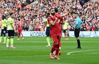 Liverpool ngược dòng thắng đội bét bảng