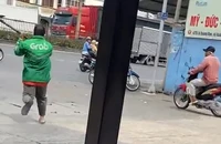 Xử lý hành chính 2 tài xế xe ôm đánh nhau túi bụi ở Hóc Môn