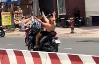 Công an xác minh cô gái chạy xe máy buông hai tay, đưa chân lên trời