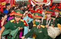 Xúc động tiễn chân các lực lượng diễu binh, diễu hành tại sân bay Tân Sơn Nhất sau Lễ kỷ niệm 30-4 