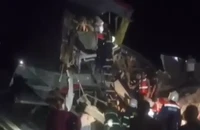 VIDEO: Cầu sập nghi do nổ ở Nga rơi đè xe lửa, hơn 30 người thương vong