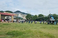 Hình ảnh trực thăng chở hàng thiết yếu đến với người dân vùng lũ Nghệ An