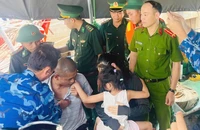 Bố và con gái 6 tuổi gặp điều kỳ diệu sau 13 giờ sóng cuốn ra khơi