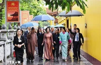 Phu nhân Chủ tịch nước và Hoàng hậu Bhutan dâng hương tại chùa Trấn Quốc