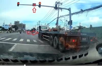 Camera ghi cảnh tài xế xe đầu kéo chạy sai làn, vượt đèn đỏ ở TP.HCM