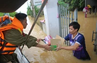 Công an dầm mình trong lũ cứu hộ, cứu trợ hàng ngàn hộ dân bị cô lập ở Thanh Hóa