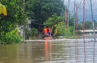Nha Trang vẫn ngập sâu, nhiều nơi nước lũ vẫn cuồn cuộn đổ về