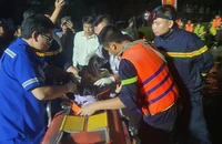 Nước lũ dâng cao ở Nha Trang, nhiều người được cứu trong đêm