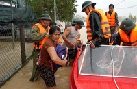 Huy động xe thiết giáp và phương tiện bay ứng cứu người dân vùng lũ Gia Lai
