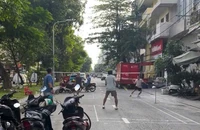 Công an làm việc với 4 người giăng lưới đánh cầu lông trên đường ở TP.HCM