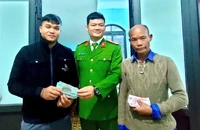 2 người đàn ông hoảng hốt khi thấy tiền bay đầy đường