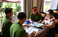 Công an phường đến từng nhà trọ, khách sạn trong ngày đầu áp dụng Nghị định 282/2025