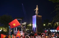 Người dân TP.HCM vẫn chấp hành luật giao thông khi đi ‘bão’ mừng chiến thắng của U22 Việt Nam