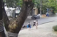Người đàn ông chặn đường, hành hung 3 bé trai