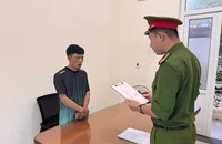 Công an đọc lệnh bắt đối với Giang.