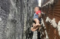 Giải cứu bé trai mắc kẹt giữa 2 bức tường ở TP.HCM