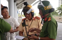 CSGT kiểm tra, xử lý dừng đỗ sai quy định tại sân bay Tân Sơn Nhất
